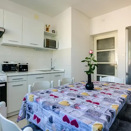 Apartment By The Sea - 13502